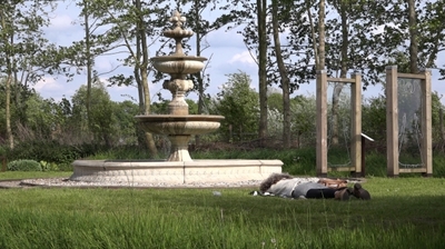 Vrouw bij fontein.jpg